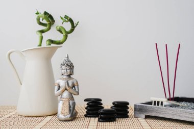 Buda figürüyle rahatlatıcı kompozisyon. Yüksek çözünürlüklü fotoğraf