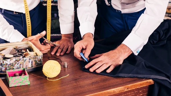 Senior Männliche Schneider Markieren Stoffmuster Mit Kreide Werkstatt Foto Hoher — Stockfoto