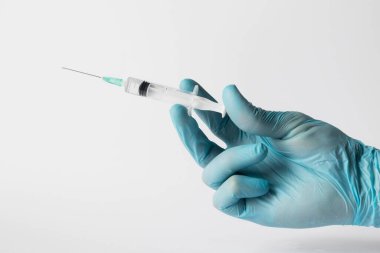 Elinde şırınga tutan bir doktor. Yüksek çözünürlüklü fotoğraf