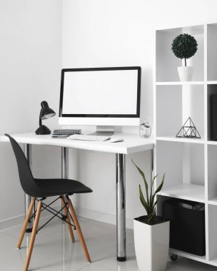 Bilgisayar masası sandalyeli bir ofis masası. Yüksek çözünürlüklü fotoğraf
