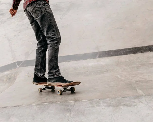 Man Heeft Plezier Met Skateboard Buiten Stadspark Hoge Resolutie Foto — Stockfoto