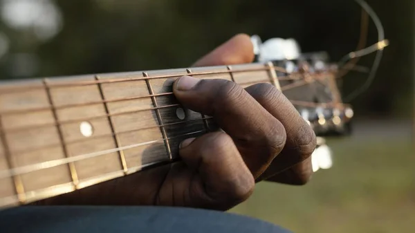 Homem Tocando Instrumento Internacional Jazz Dia Foto Alta Resolução — Fotografia de Stock