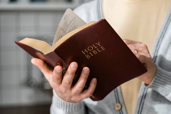 Hombre Vista Frontal Sosteniendo Biblia Foto Alta Resolución —  Fotos de Stock
