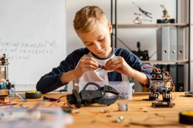 Çocuk robot yapıyor. Yüksek çözünürlüklü fotoğraf
