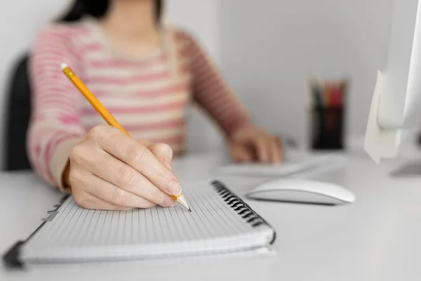 Cerca Mujer Escribiendo Cuaderno Foto Alta Resolución —  Fotos de Stock