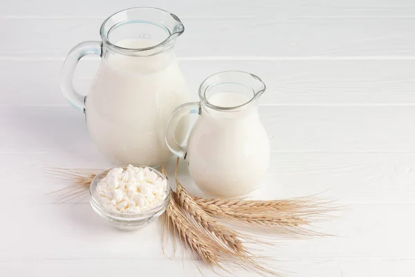 Färsk Mjölk Från Spannmålsburkar Högupplöst Foto — Stockfoto