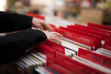 Vinil dükkanına bakan genç adamı kapatın. Yüksek çözünürlüklü fotoğraf