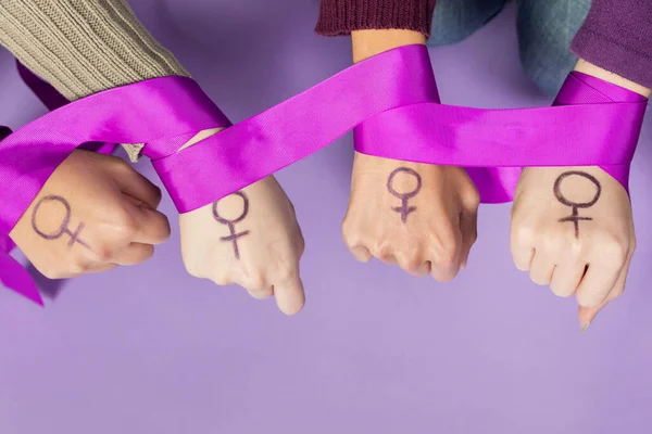 Kadınların Ellerini Feminizm Sembolüyle Kapat Yüksek Çözünürlüklü Fotoğraf — Stok fotoğraf
