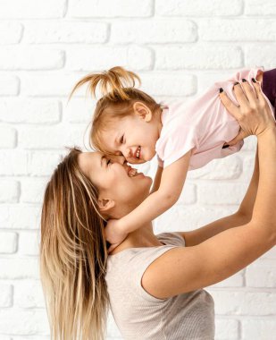 Güzel anne kızıyla evde oynuyor. Yüksek çözünürlüklü fotoğraf