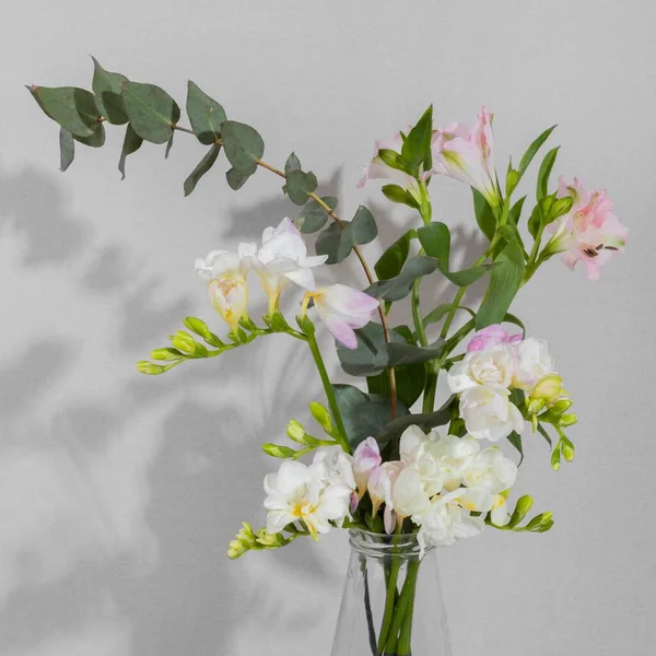 Blütenvase Tisch Vorhanden Foto Hoher Auflösung — Stockfoto