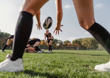 Rugby topunu yakalamaya çalışan kadınların elleri. Yüksek çözünürlüklü fotoğraf