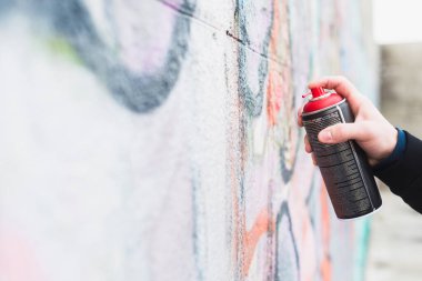 Ressam sprey boyayla grafiti yapıyor. Yüksek çözünürlüklü fotoğraf
