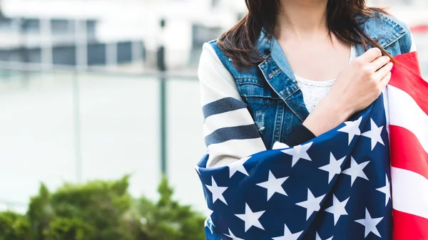 Mujer Envuelta Gran Bandera Americana Imagen de stock
