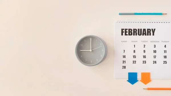 Vista Superior Escritorio Febrero Calendario Reloj Imágenes de stock libres de derechos