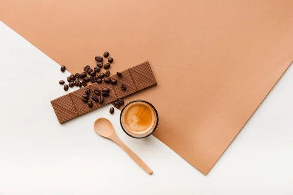 Kavrulmuş Kahve Çekirdekleri Çikolata Kaşık Arkaplanlı Kahve Bardağı — Stok fotoğraf