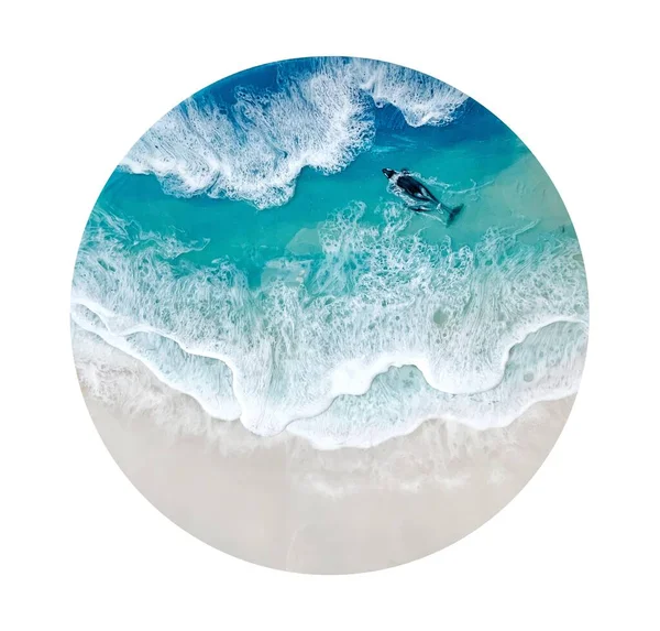 Top view on beach, sea wave, white foam, beige sand. Sea resin, Resin art. Close-up of blue, azure, turquoise color of water, shore. Trendy painting, summer sunny beach, seascape. Round icon — Stock Photo, Image