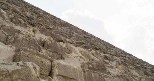 Egipska piramida w Gizie blisko. Panoramiczny widok z bloków na błękitnym niebie. Czysty dzień, kamera patrzy w górę — Wideo stockowe