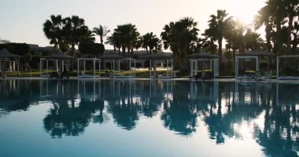 Bazén Resortu Bez Lidí Při Západu Slunce Pozadí Palmy Dokonalé — Stock video