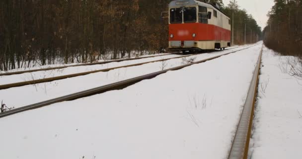 Technische tram, wagen, volgt de rails in het bos, alles is besneeuwd, bewolkt dag. brede beelden — Stockvideo