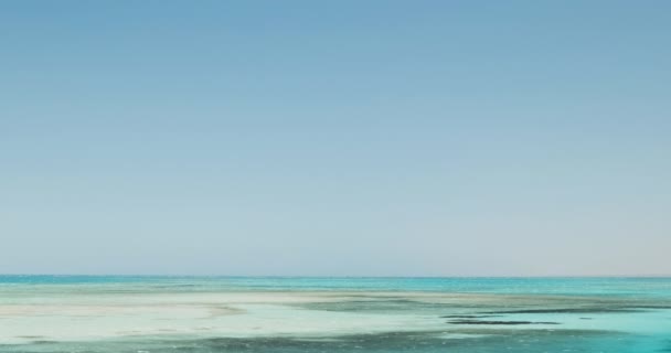 Белый остров Рас Мохамед, ориентир в Шарм-эль-Шейхе, никто, ясный день, красивая бирюзовая вода, волны, копировальное пространство. Широкий выстрел, замедленная съемка — стоковое видео
