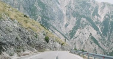 Arabanın ön camından dağlardaki yol manzarası. Yılanlar, tehlikeli yollar, sollama yasaktır. Bir kaza olma olasılığı.