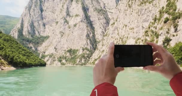 Dziewczyny Ręce Trzymać Smartfona Robić Zdjęcia Piękna Jeziora Fiord Albanii — Wideo stockowe