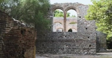 Arnavutluk 'un Butrint antik kentinde yayılan kemerler. Harabeler, açık bir gün, geniş çekim, yavaş çekim