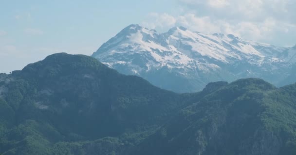 Montagne alpine, cime innevate, zoom out sulla vista generale della foresta verde e delle montagne. Di giorno, primavera, Albania — Video Stock