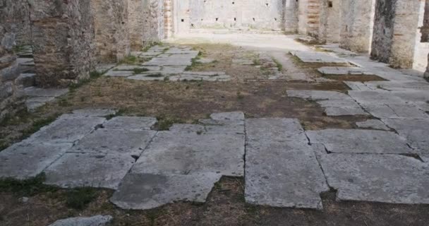 알바니아의 고대 도시 부트린트의 폐허. 벽, 금고, 그리고 고대 건물의 기둥들. 낮 시간, 중간 샷 — 비디오