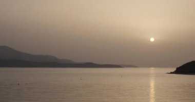 Deniz düzeni. Dağ adalarının manzarası, sakin su. Ksamil, Arnavutluk