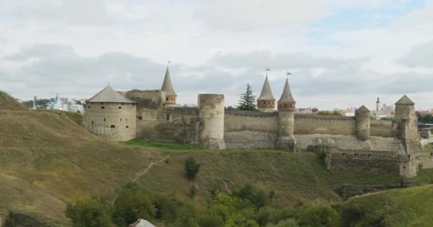 Vista panorâmica da antiga fortaleza Kamenetz Podolsky Ucrânia. Nublado, grama verde e ravina em frente ao castelo. Tiro largo em torres — Vídeo de Stock