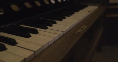 Alman piyanosunun ya da orgun antik tuşlarında yukarıdan yan görünüm.