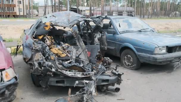 Irpin, een verpletterde en gepantserde auto, de gevolgen van de Russische wapeninvasie in Oekraïne. Oorlog in Oekraïne — Stockvideo