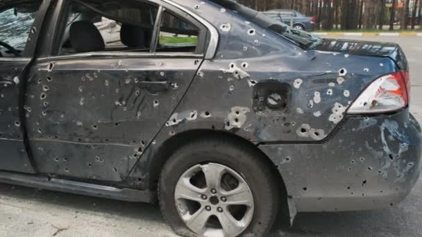 Schot auto in Irpin, de gevolgen van de invasie van Russische troepen in Oekraïne — Stockvideo