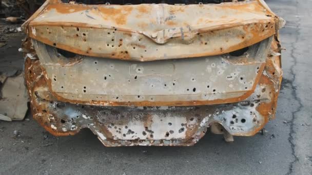 Irpin, rozsdás páncélozott autó, az orosz hadsereg ukrajnai inváziójának utóhatása. A háború Ukrajnában — Stock videók