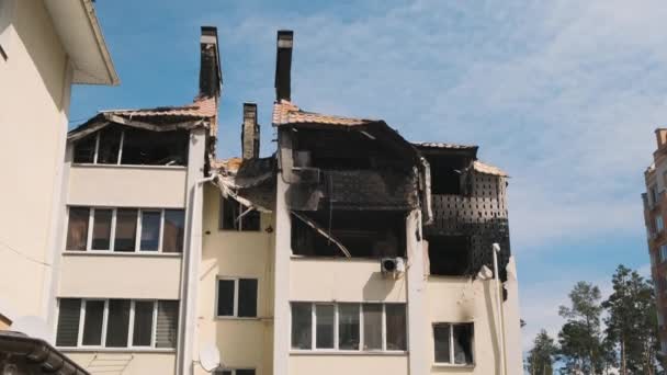 Irpin, a destroyed house, burnt out windows of the apartment. Consequences of the war in Ukraine. — Stock Video