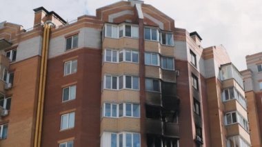 Irpin, çok katlı bir apartmanda mermi kovanına çarptıktan sonra yanmış camlar. Ukrayna 'daki savaşın sonuçları.