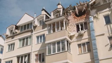 Irpin Nisan 2022, beş katlı bir binanın son katı ağır silahlarla vurulduktan sonra yıkıldı. Ukrayna 'daki savaşın sonuçları.