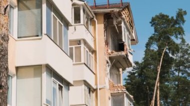 Irpin Nisan 2022, Rusya ile yaşanan askeri çatışmadan ve şehrin işgalinden sonra apartman balkonlarını yıktı. Ukrayna 'daki savaşın sonuçları.