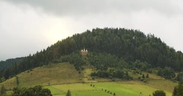 Kościół Szczycie Wzgórza Środku Zielonego Lasu Nad Drzewami Pada Śnieg — Wideo stockowe