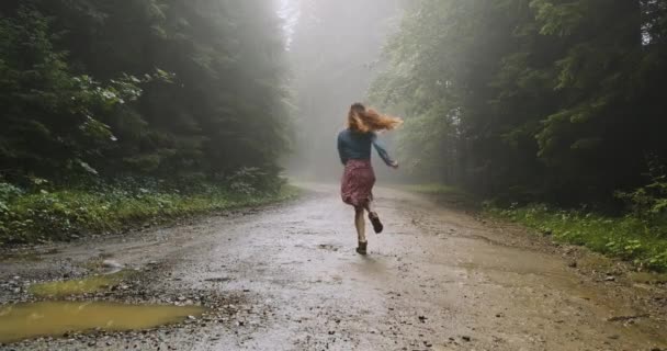 Egy Hosszú Hajú Lány Ruhába Öltözve Elfut Egy Erdei Úton — Stock videók