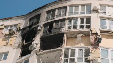 Irpin, Nisan 2022, bir iskan binasındaki daireleri yıktı. Ukrayna 'da savaş, şehrin bombalanması ve işgalinin sonuçları.