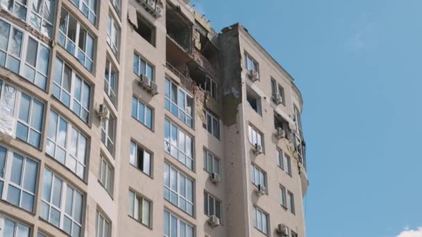 Irpin, April 2022, the destroyed last floors of a residential building. War in Ukraine, consequences of shelling and occupation of the city. — Stockvideo