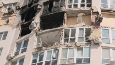 Irpin Nisan 2022, şehirdeki çatışmalardan sonra yıkılan konut binalarından oluşan bir seçim. Ukrayna 'daki savaşın sonuçları.