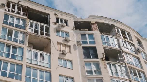 Irpin, Ucraina, aprile 2022, distruzione di edifici residenziali dopo il bombardamento. Conseguenze della guerra in Ucraina. — Video Stock