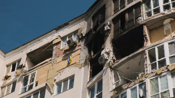 2022年4月，乌克兰伊尔平。俄罗斯军队占领后住宅被毁。乌克兰战争，炮击的后果 — 图库视频影像