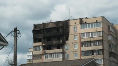 Irpin, Ukrayna, Nisan 2022, yüksek binaları yıktı. Rusya 'yla savaşın sonuçları. Yıkılmış binalar ve evler. Korkunç bir yıkım.