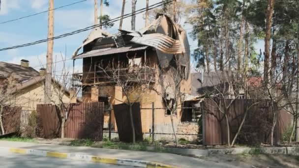 Irpin, Ukraine, April 2022, aftermath of the war with Russia. Destroyed buildings and houses. Terrible destruction — Stok video
