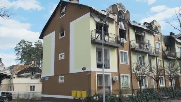 Irpin, Ukraina, kwiecień 2022, zniszczony trzypiętrowy budynek. Konsekwencje wojny z Rosją. Zniszczone budynki i domy. Straszne zniszczenie. — Wideo stockowe