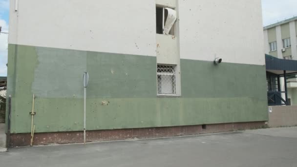 Irpin, Ukraine, April 2022. The shelled wall of the house, in small holes from the shells. Consequences of the war with Russia. Destroyed buildings and houses. Terrible destruction — стокове відео